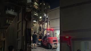 The staff are packing the packaged furniture into cabinetsmarine furniture container ship [upl. by Jankey]