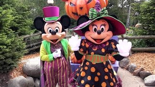 Mickey and Minnie Halloween Meet amp Greet at Disneyland Paris  quotMickeys Box of Pumpkinsquot [upl. by Ennaylloh]