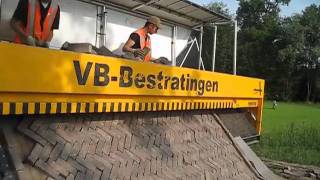 VB Bestratingen herstelt historische klinkerweg machinaal met Tigerstone [upl. by Nirhtak]