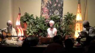 Snatam Kaur sings Kirtan Sohila at Sacred Chant Retreat 2011 [upl. by Nyrol]