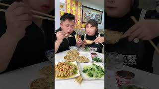 有好吃的就知道你吃独食！美食妈呀太香了今天吃什么夫妻日常搞笑 [upl. by Malina]