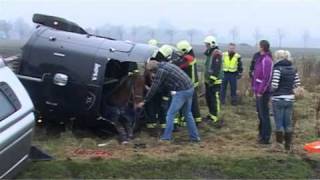 Paard beknel na ongeval in Schoonebeek [upl. by Nnylyahs]