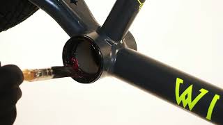 Monobloc crankstel BMX vervangen  Comment changer un pédalier monobloc sur son bmx [upl. by Airtina]