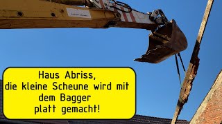 Haus Abriss Die Scheune wird mit dem Bagger abgerissen [upl. by Acinelav]