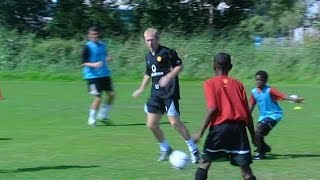 Paul Scholes Teaches 12 Year Old Danny Welbeck The Matthews Skill In 2003 [upl. by Rebmetpes560]