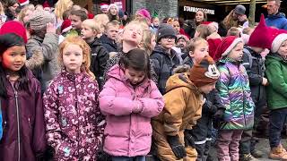 Aalborg Friskole kreerer julestemning på Nytorv i Aalborg  I En Stjerneregn Af Sne 181223 [upl. by Gerger633]