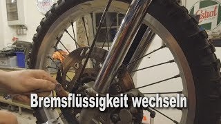 Motorrad Bremsflüssigkeit erneuern  wechseln Bremsen entlüften Kawasaki KLX650 Brake Fluid exchange [upl. by Nestor]