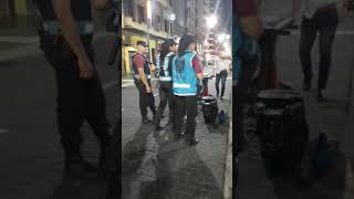 Musico callejero toca cumbia frente a los polis [upl. by Bonine811]