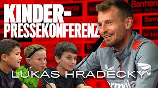 quotRonaldo oder Messiquot 🤔 – quotBonifacequot 🤩  KinderPressekonferenz mit Bayer 04Kapitän Lukas Hradecky [upl. by Enamrahs]