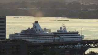 Navire de croisière MS Veendam sur le fleuve StLaurent  4K [upl. by Anelak259]