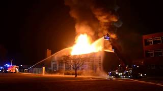 Feuer Turnhalle Haupt und Realschule Lehrte mit Durchzündung [upl. by Nolubez]