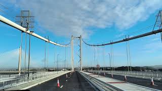 El Forth Road Bridge cruzando el puente colgante construido en 1964 Edimburgo Escocia [upl. by Yelra]