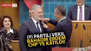 İYİ Partiden Milletvekili seçilen Bahadır Erdem CHPye katıldı Rozetini Özgür Özel taktı [upl. by Reiss]