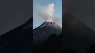 Gunung Merapi Semburkan Lava Pijar Pagipagi [upl. by Kcirrem214]