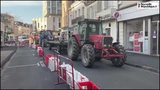 VIDEO Châteauroux  les agriculteurs en colère investissent le centreville [upl. by Killen503]