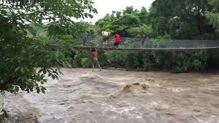 3 jóvenes se lanzan al rio crecido por tormenta Amanda en Chiquimula [upl. by Ekyt576]