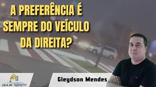 A preferência é sempre do veículo da direita [upl. by Odessa]