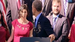 Obama ayuda a una embarazada que se desmayó durante su discurso [upl. by Rim]