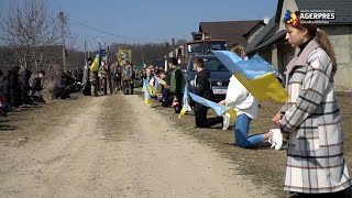 UcrainaMilitarii morţi în război înmormântaţi cu onoruri militare [upl. by Cristal]