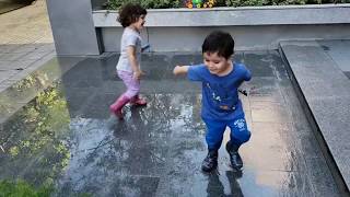 Niños mellizos saltando en charcos de agua Felicidad en las cosas simples Niñez feliz [upl. by Windham]