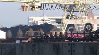 Brückenkran am Hafen verteilt Rohre aus Eisen auf dem Lagerplatz [upl. by Harvey]