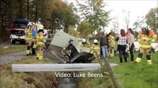 Paard slechts lichtgewond na ongeval met beknelling Zelderseweg Zwartebroek 26 10 2013 [upl. by Nivlen]