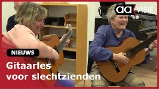 Gitaarles voor slechtzienden [upl. by Ilam]