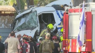 Lkw rast in Bushaltestelle in Tel Aviv ein Mann tot rund 30 verletzt [upl. by Oigroeg]