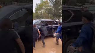 Destrozan el coche de Pedro Sánchez cuando huía de Paiporta Valencia [upl. by Coryden980]