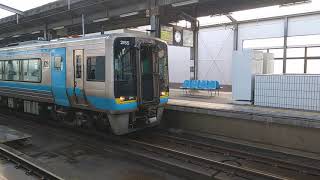 JR四国2000系特急「南風」と「しまんと」、宇多津駅で連結。Limited express quotNampuquot and quotShimantoquot At Utazu station [upl. by Barr]