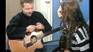 Juana y sus hermanasRoxana aprendiendo a tocar la guitarra con León Gieco [upl. by Schechinger]