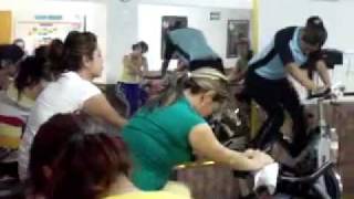 Clase de Spinning en Recrea Fitness por Guadalajaraenformacom [upl. by Nyleda948]