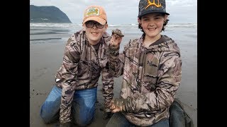 RAZOR CLAMMING  OREGON COAST 2018 [upl. by Joris]