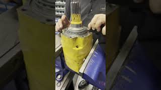 Resealing an Eaton Motor Part number 1091115006 [upl. by Lamont364]