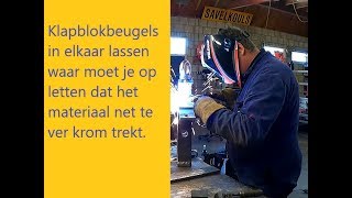 Het krom trekken van het materiaal tijdens lassen een klapblokbeugel maken [upl. by Sethrida898]