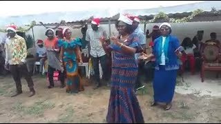 Mme Simone Gbagbo danse quot ALLONS À GAGNOAquot avec les Enfants des prisonniers Militaires et Civils [upl. by Eat586]