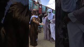 Takamba  Traditional Tuareg Dance bombino tinariwin tamikrest takamba [upl. by Kiernan19]