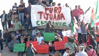 quot¡Fuera hondureñosquot protestas en Tijuana contra la caravana de migrantes que busca llegar a EEUU [upl. by Ranitta929]