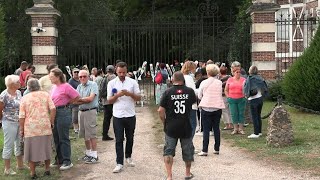 A Douchy des personnes rassemblées devant la maison dAlain Delon  AFP Images [upl. by Aifas]