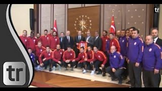 Präsident Erdoğan empfängt FußballTeam Galatasaray im Regierungspalast von Ankara [upl. by Annabal491]