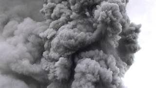 VOLCAN EN ÉRUPTION LE YASUR VOLCAN ACTIF AU VANUATU [upl. by Ahterahs564]