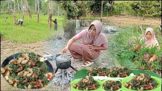 Masih Kemarau Menolong Bapak Memotong Karet Masak Dan Makan Bersama Diladang Terasa nikmat banget [upl. by Brand]