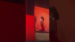 Aitana cantando quotEn el Cochequot  AlphaTour Valencia [upl. by Eneroc597]