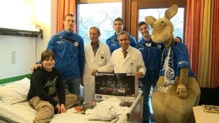 Gummersbacher Handballer auf Weihnachtsbesuch in Kinderklinik [upl. by Laehpar859]