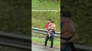 terima kasih pakcik sanggup berhenti Dalam hujan sebab nk bagi telefon yg tertinggal dlm tandas [upl. by Gnilrets]