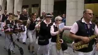 La BandA Léo à la Cavalcade de La Rochelle 2014 quotIl a fait de la motoquot [upl. by Ecadnac97]