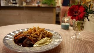 Stoofvlees met frieten  De Keuken van Sofie  VTM Koken [upl. by Arrej]