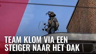 Arrestatieteam valt woning Hoofdweg binnen [upl. by Holmen71]