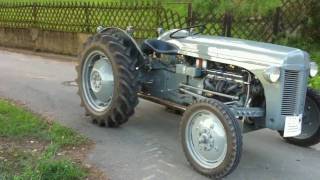 Ferguson TE20 Baujahr 1949 Chevy V8 V8 Traktor [upl. by Yevoc509]