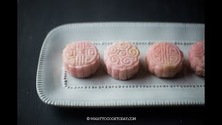 Durian Snow Skin Mooncake [upl. by Grory]